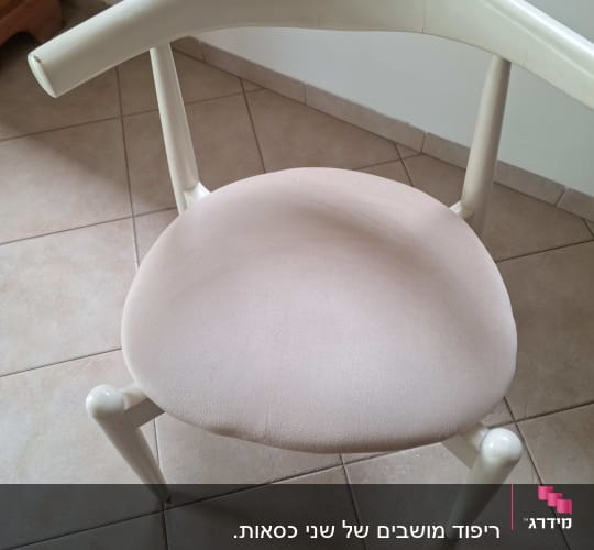 כיסא עם ריפוד מושב בצבע בז